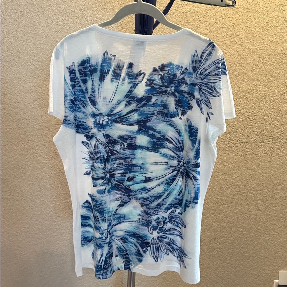 Chico’s Zenergy Blue Floral short sleeve Top. Size 2 - Picture 3 of 4